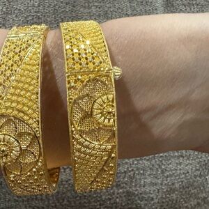 22K Solid Yellow Gold Hinged Bangle Bracelet 23.1g Engraved Floral High Polish